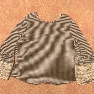 Seersucker flowy sleeved top